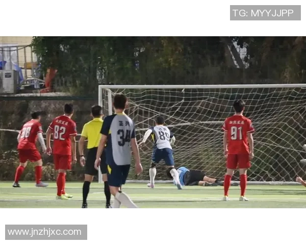 足球头球王者展现力量与技巧球场上的空中霸主风采