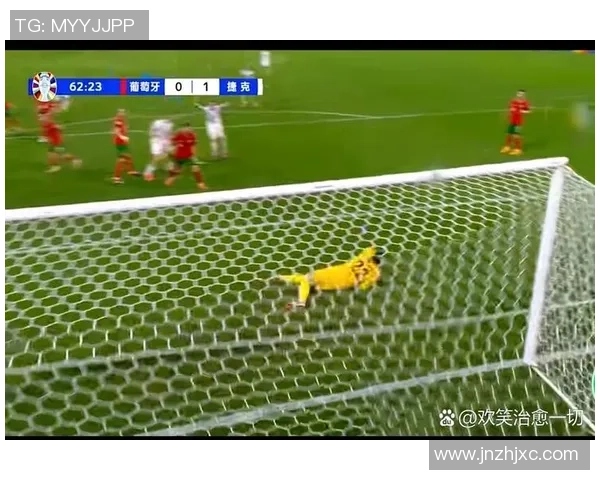 足球明星精准发边线球瞬间定格，技术与力量的完美融合展现